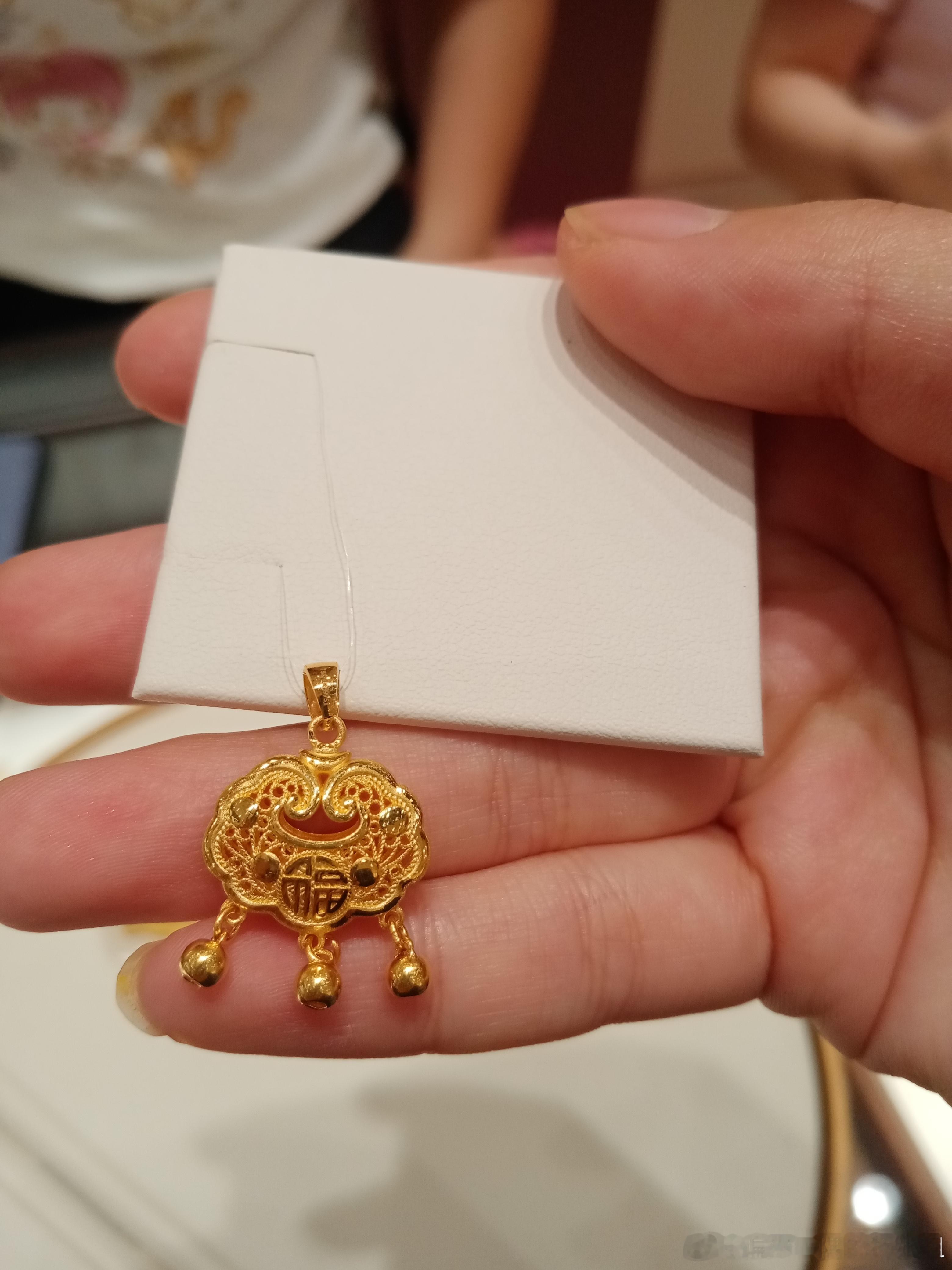 为什么我之前萌生了买黄金的想法，还不是因为和朋友逛了金店。果然广告，市场宣传，还
