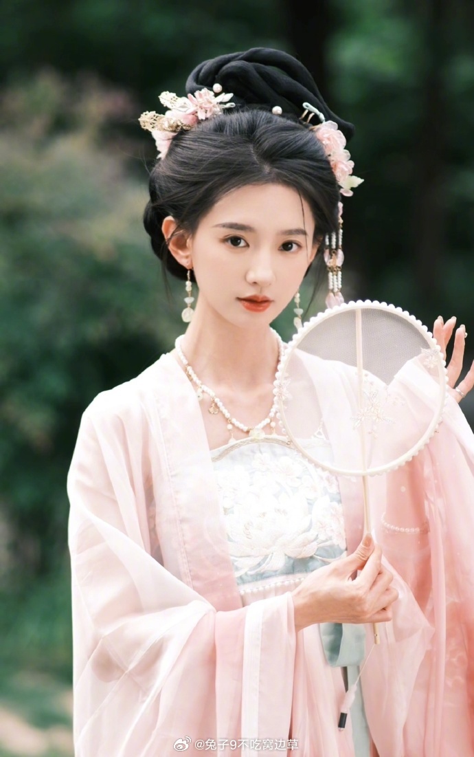 #于正 欢娱影视多了一名花旦# 于正说这世上真的有奇迹。还找大师看过了张石头..