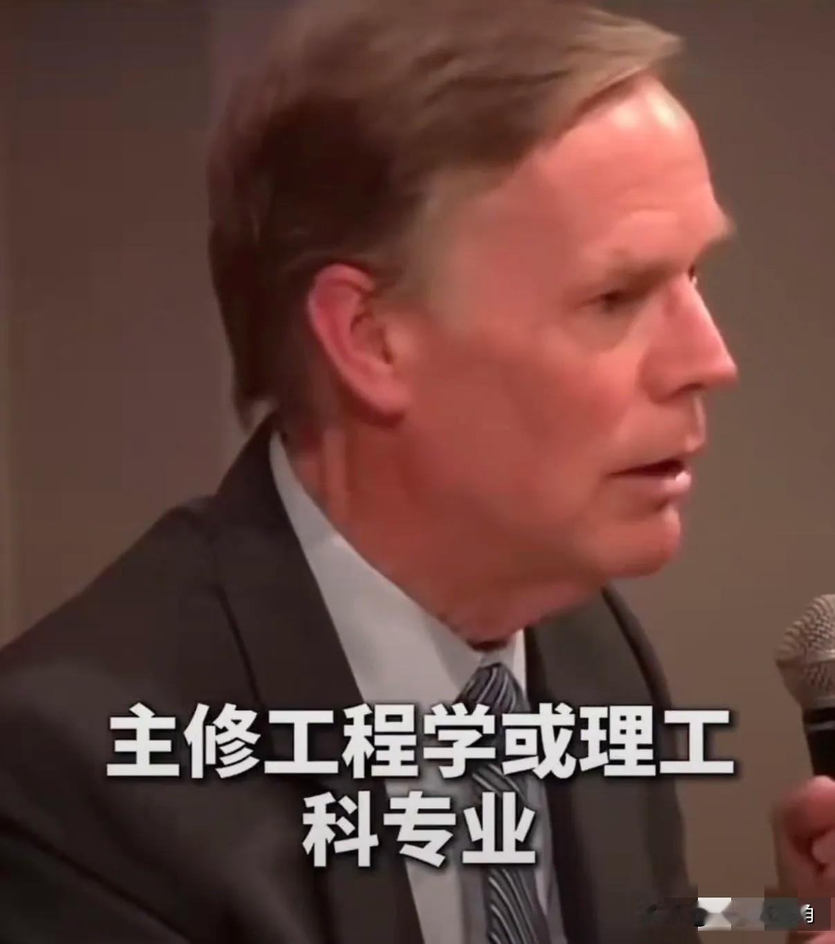 美国前驻华大使伯恩斯说：“我们都低估了中国。从北京到上海的高铁我坐过，1000多