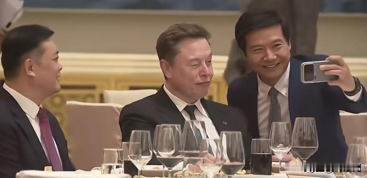 5月14日参加国宴的企业家名单如下，结果被一个人给跪了，然后就贻笑大方了！
中方