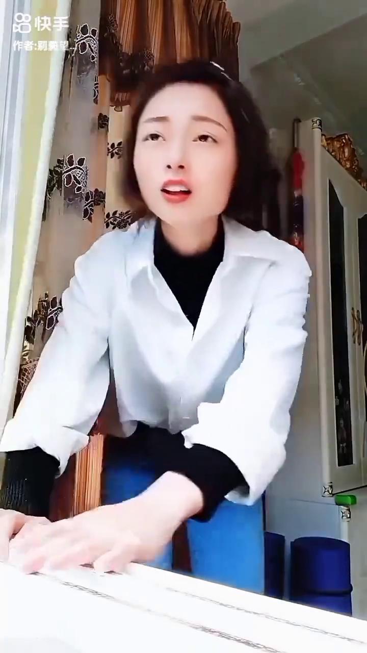 春江水从门前过，对岸住着小阿哥。竹篙一点太阳落，阿妹心里泛情波。春江水从梦里过，
