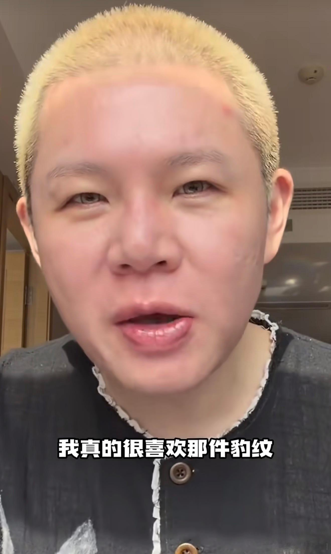 方家翊实惨了，见过借钱不还的，第一次见借衣服不还的，明明是借却变相偷，还拿捏人家