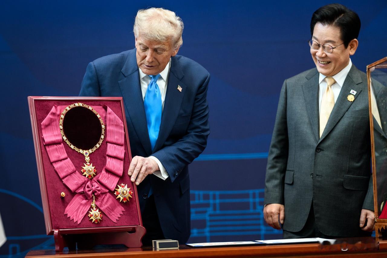 韩国授予美国总统唐纳德·J·特朗普金冠和木槿花大勋章——这是韩国最高平民荣誉，也