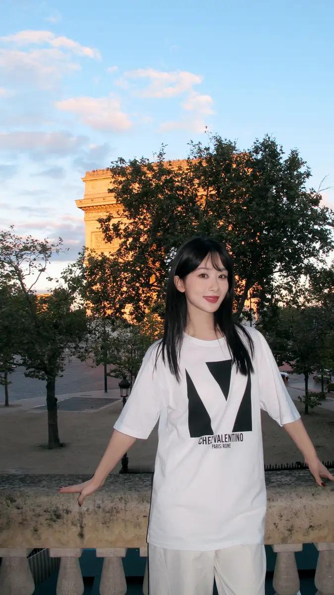 杨紫对镜比耶气质甜美温柔 长发披肩宛如贵族千金搜狐娱乐讯 10月6日，杨紫工作室