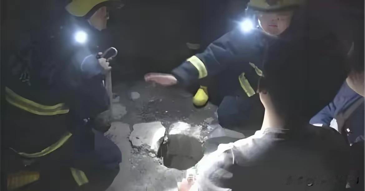 2019年，河南刚满15岁的少年王泯然，为了救掉进井里的3岁女童，硬是倒挂着下井