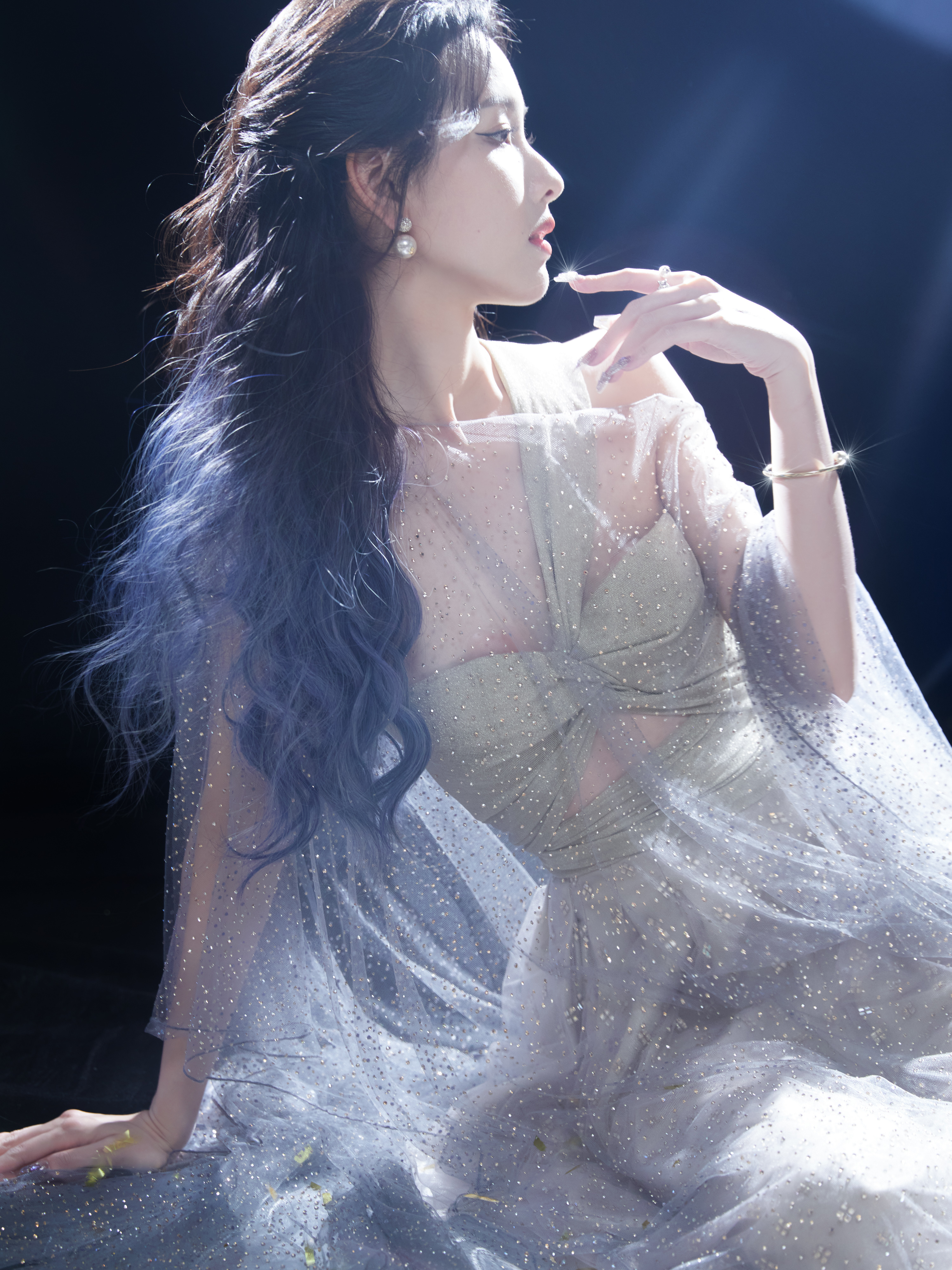 🧜‍♀️当日光匿落于天际线，思绪飞往奇幻异想之境。一池清水搅动想象，潋滟波光中