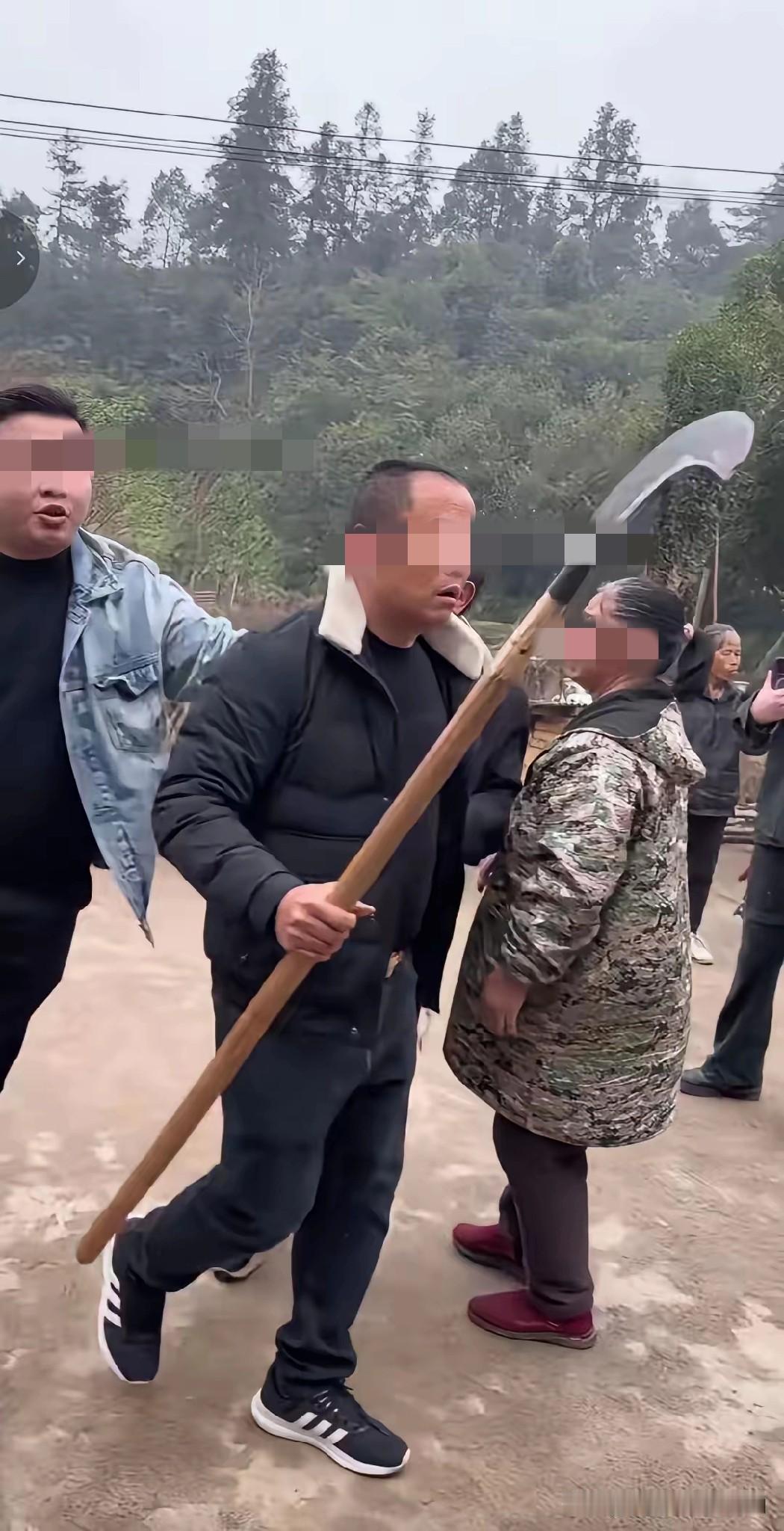 株洲杀猪事件火了，官方辟谣，村民拿的长刀不是威胁尹鸣团队的，是杀猪用的屠刀，更关