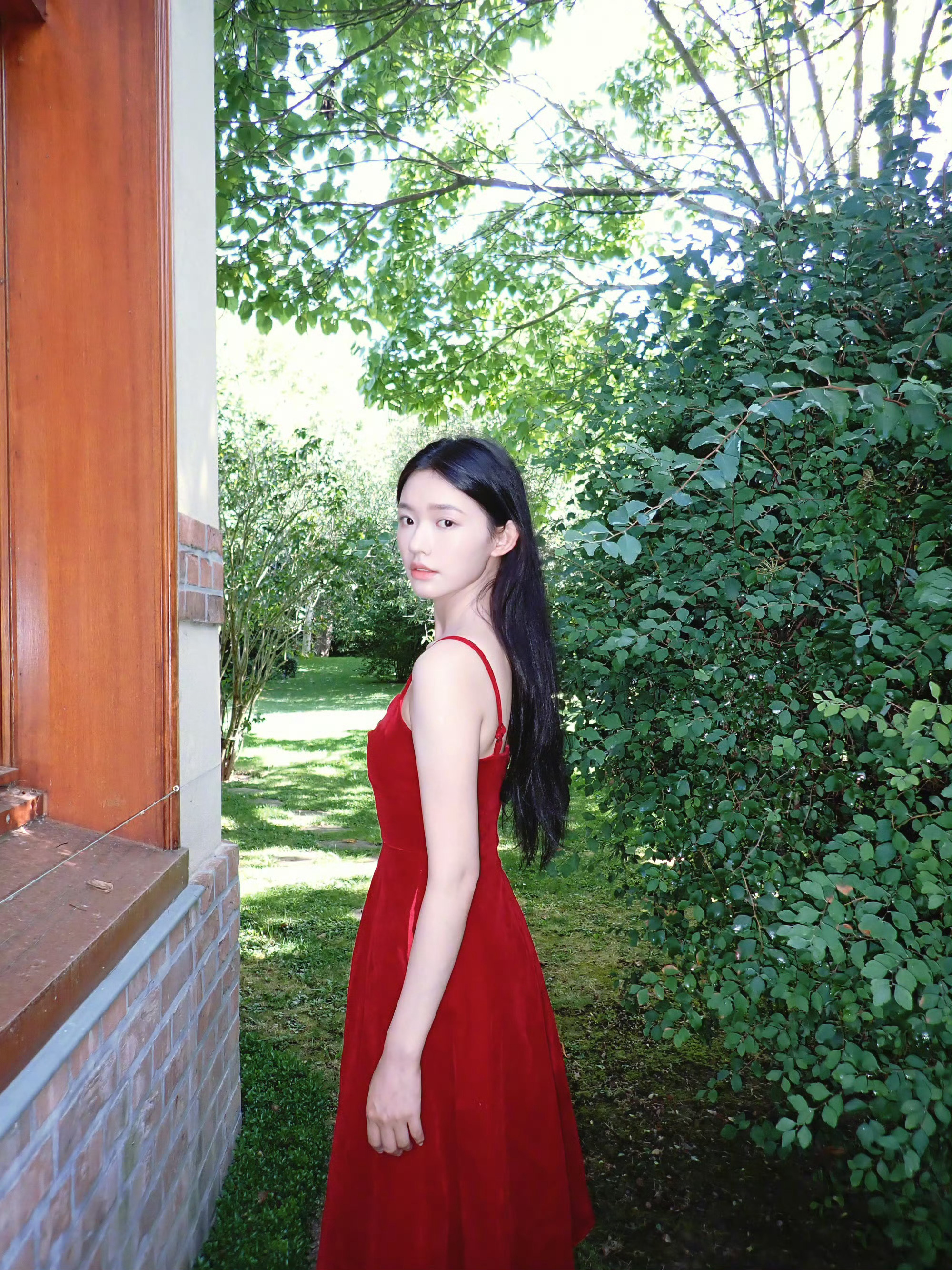 林允好惊艳的红裙！！！吊带裙好适合允儿啊！！！ ​​​