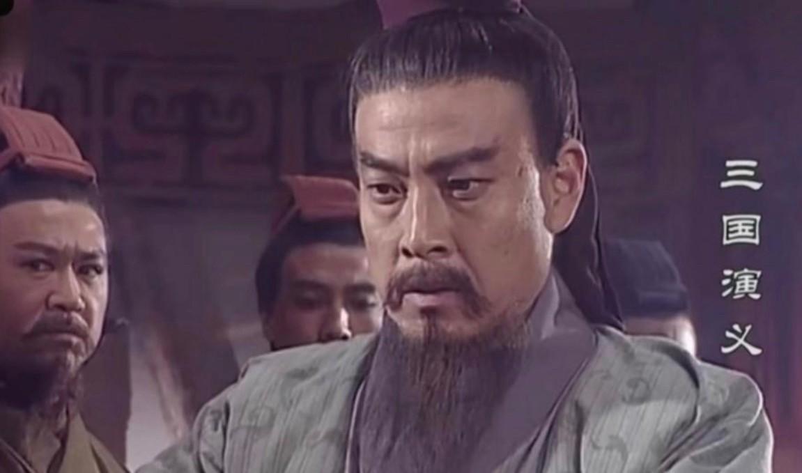 5月还在巡演话剧，精神头足得很，路边摊吃个早餐都让人觉得这老爷子身子骨硬朗。6月