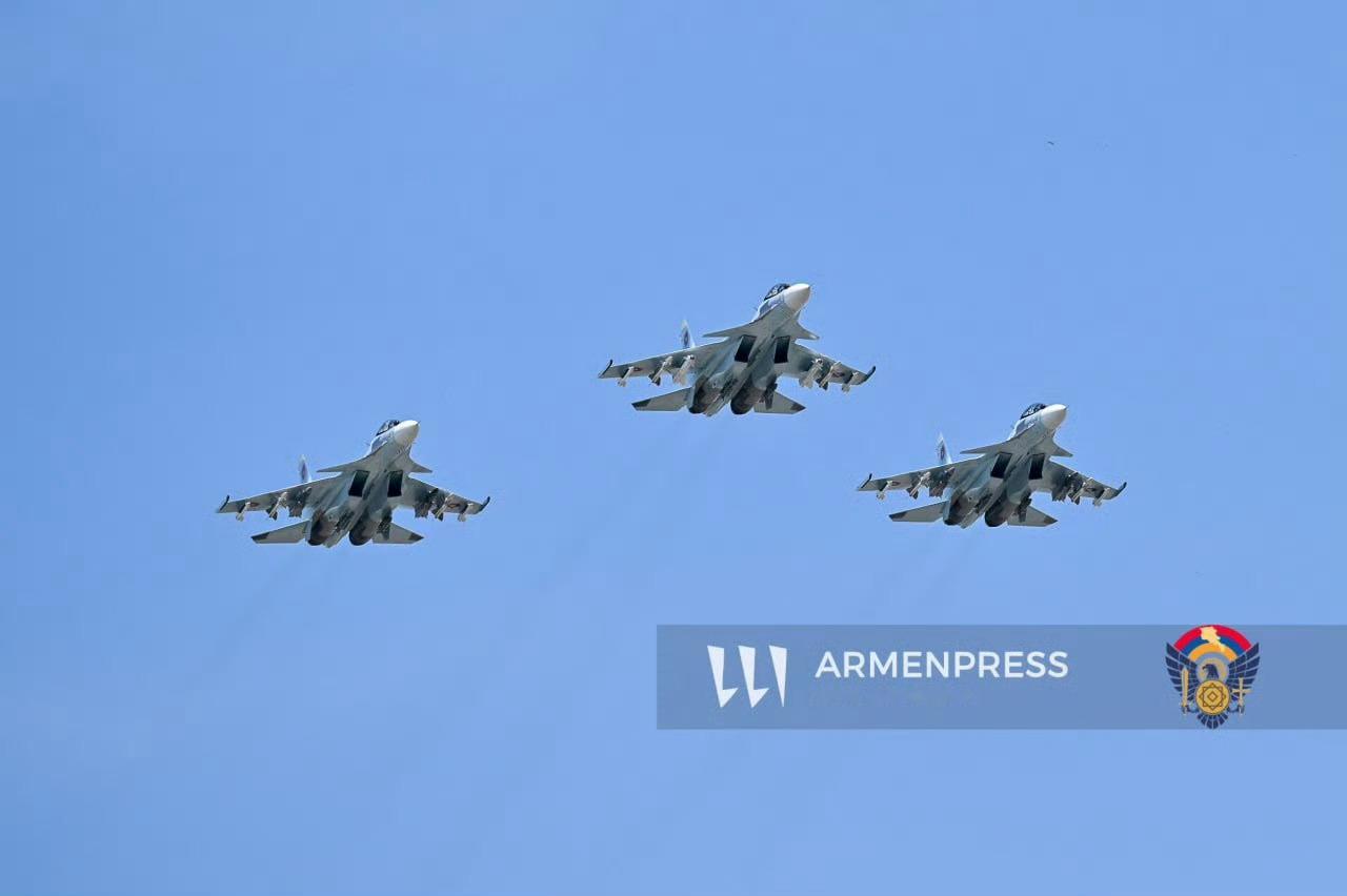 长期缺乏武器配备的亚美尼亚Su-30SM战斗机这次参加阅兵终于展示了挂载，除了俄