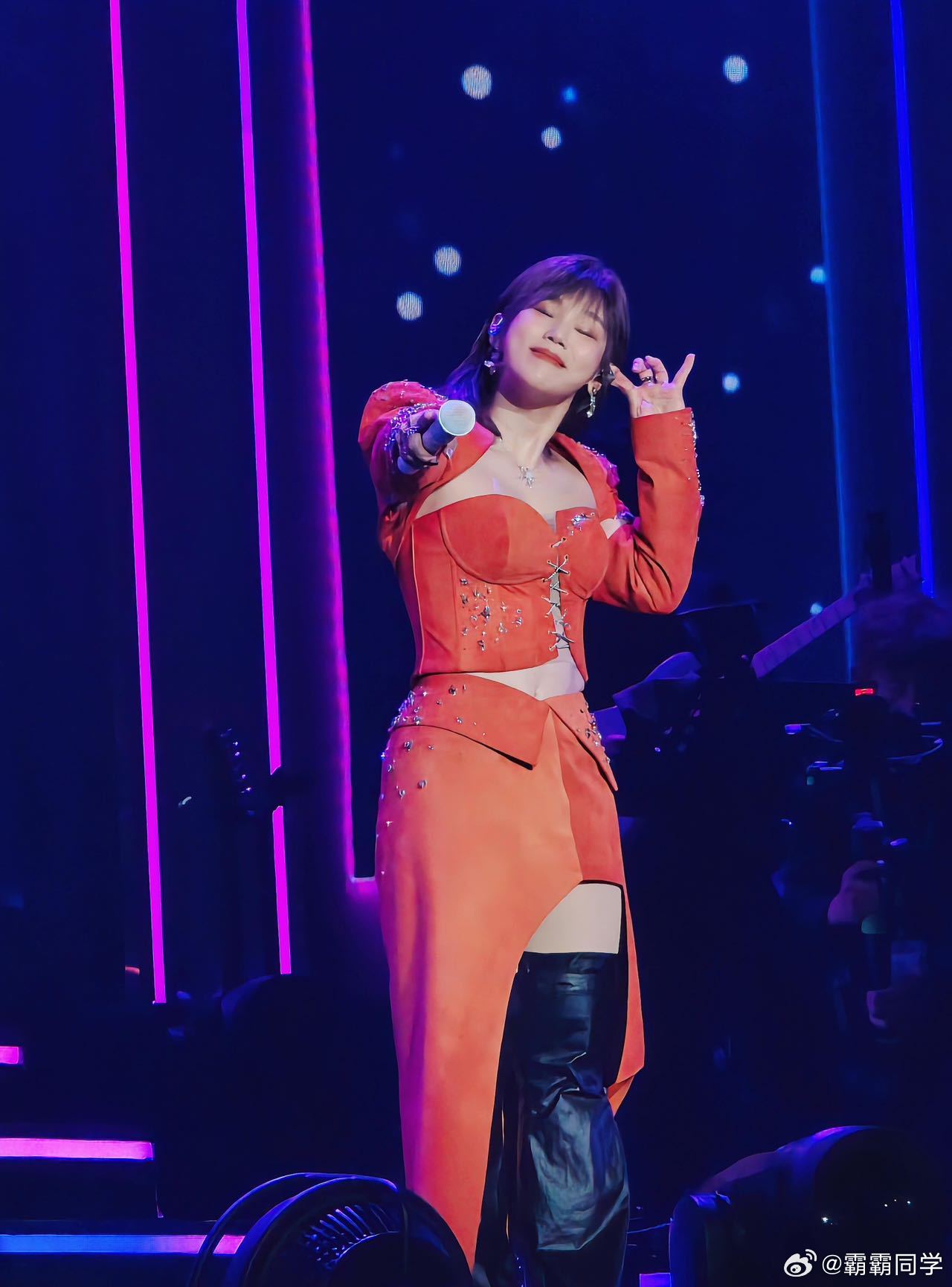 李佳薇终于站上体育馆李佳薇用扎实的唱功站稳体育馆大舞台，杭州收官演出场面十分震撼