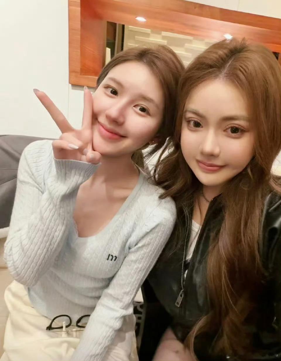 赵露思和网红合照 