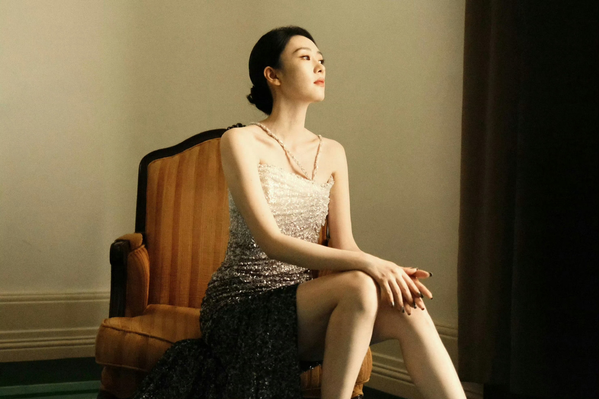 童瑶葡萄紫渐变抹胸裙，明净纤美，清雅静谧。童瑶