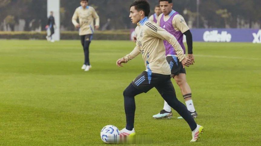 昨天，U20队的伊恩·苏比亚布雷、卡里索和瓦伦蒂诺·阿库尼亚参加了阿根廷国家队的