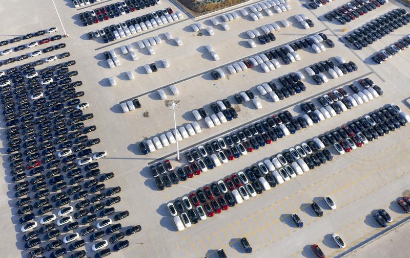 四川乐山的宋女士花30多万买特斯拉Model Y，到海口提车才发现是2025年6