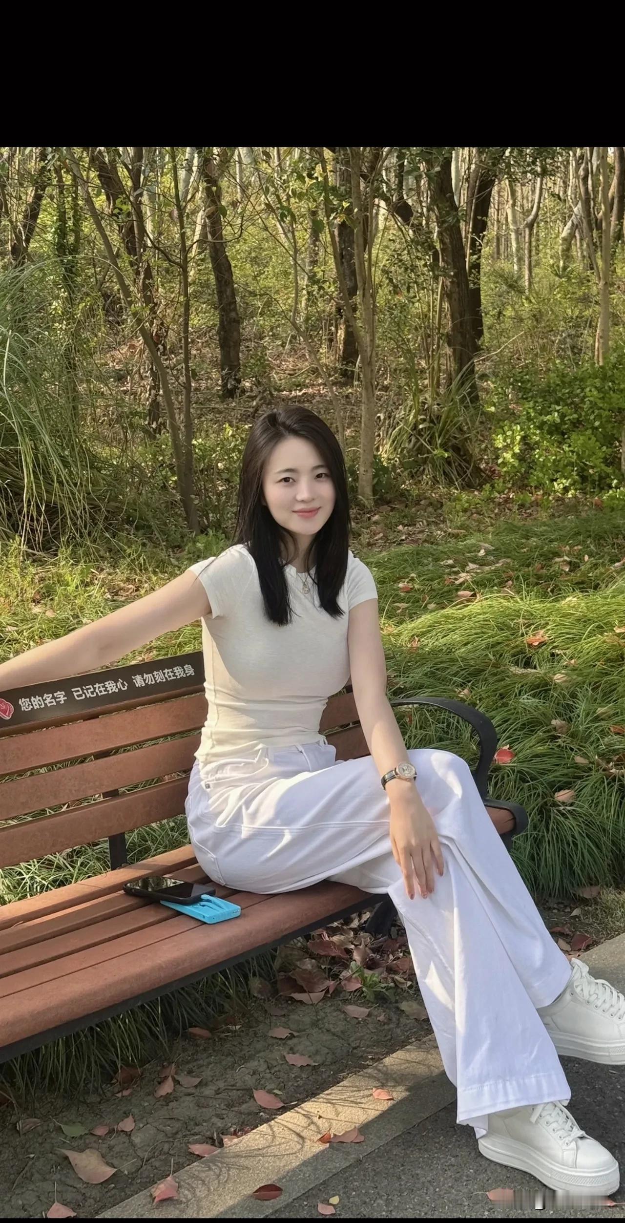 绿树阴中坐，清风拂面来。