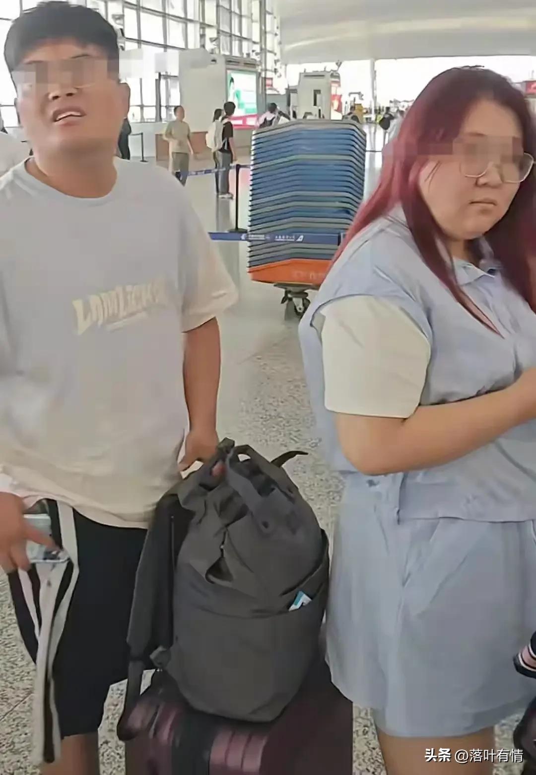 南京禄口机场插队打人后续来了，
听说要赔钱扇人的胖女人就哭了，
打人的时候有多厉