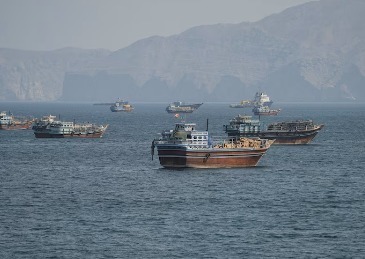 【伊朗：#三艘油轮在霍尔木兹海峡触雷爆炸起火#】据美国哥伦比亚广播公司（CBS）