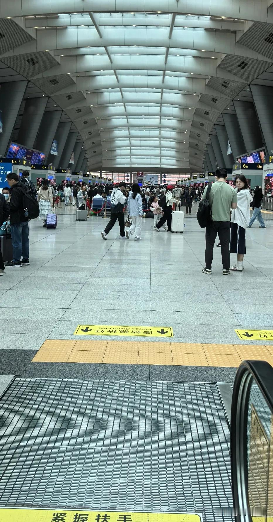五一出行，没想到老弱病残检票通道排的队，比正常通道的队伍还长[泪奔][泪奔][泪