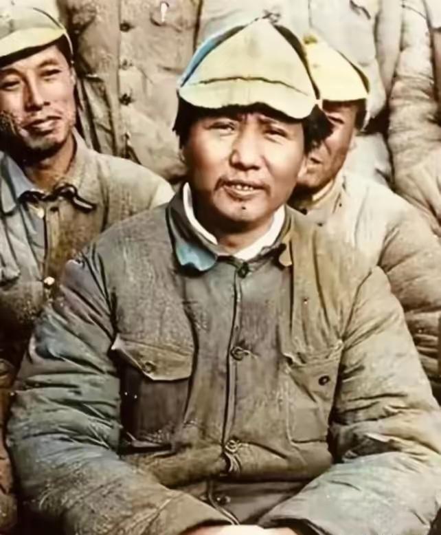 这是一张让所有贪贪汗颜的照片，作为当时最高领袖的毛主席，穿着脏兮兮的棉衣，从来不