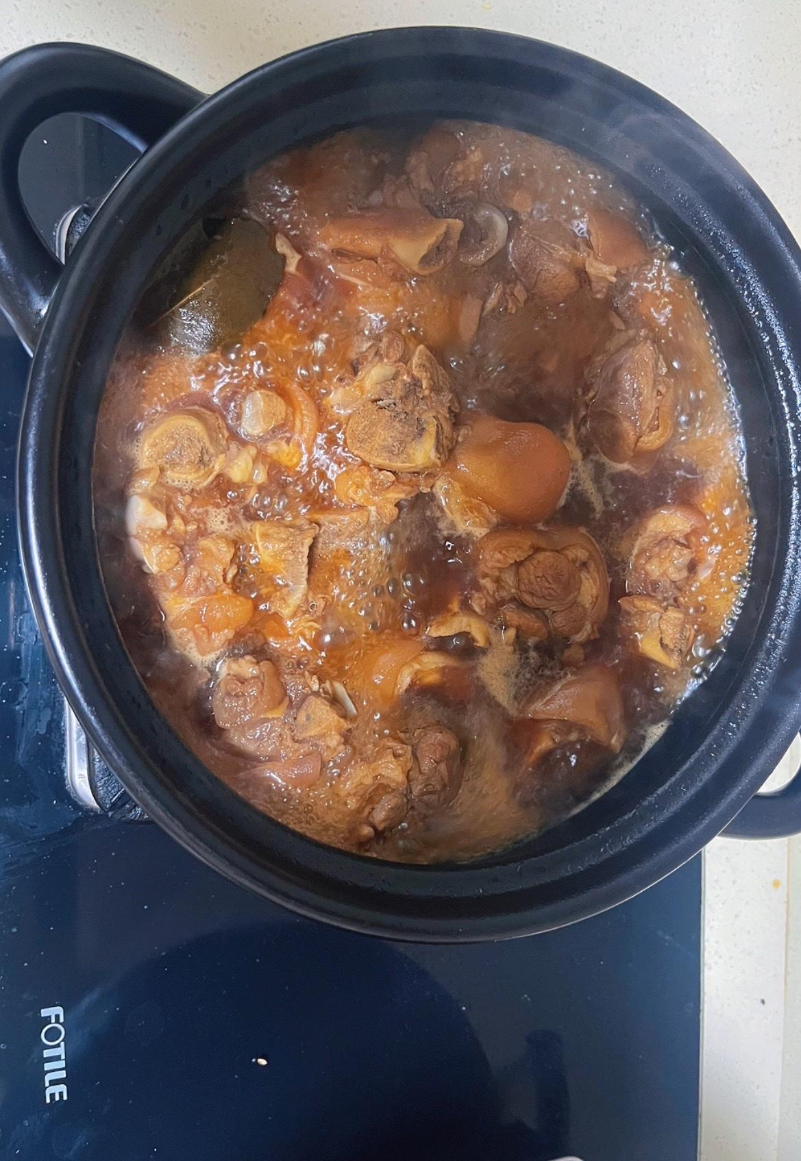 今天做红烧猪脚，希望兄弟姐妹们脚踏实地，招财进宝