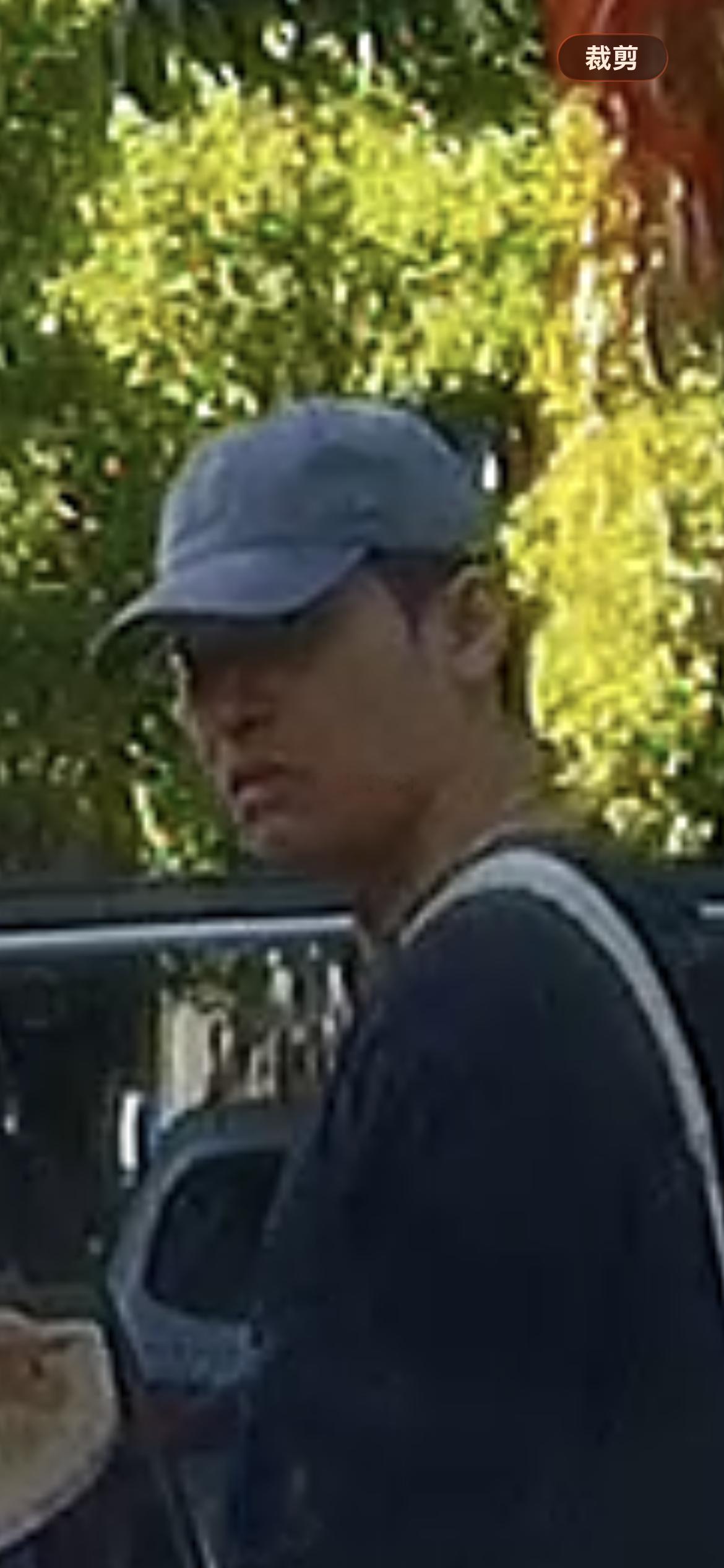 戆度面孔，自己主干道妨碍别人通行，按喇叭提醒他靠边上车，还好意思竖中指…这种人就