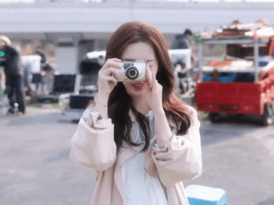 邓恩熙 白开水淡颜 邓恩熙堪称白开水淡颜的模板，舒展眉眼和干净气质相得益彰，灵动