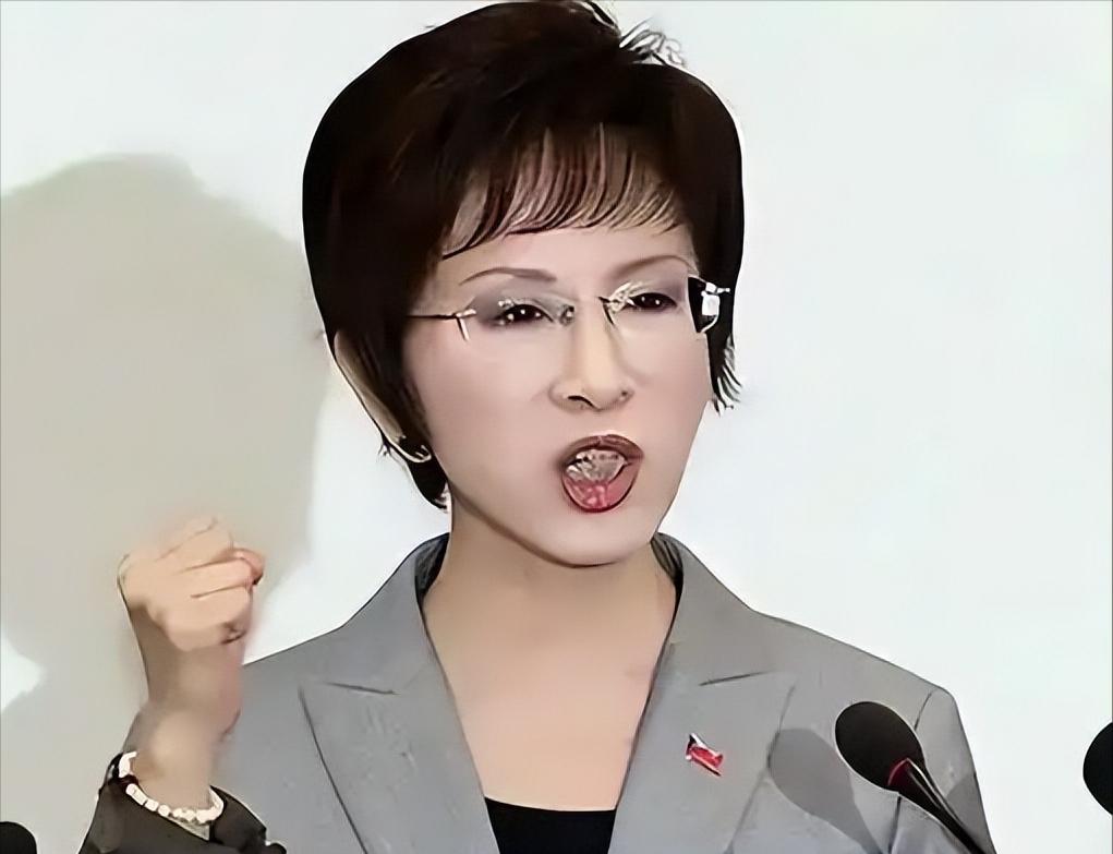洪秀柱这次是真豁出去了77岁高龄，本可安享晚年，却在国民党大会上，当着郑丽文、韩