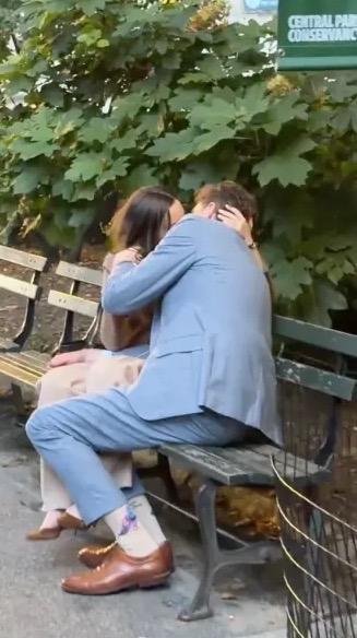纽约中央公园出现“出轨门”事件，一对在长椅上激情拥吻的男女身份被确认为顶级律师事