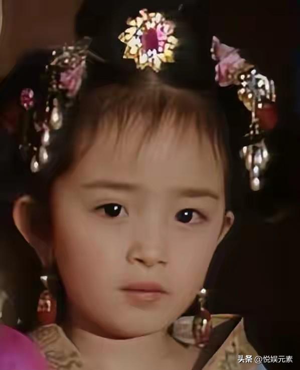 这是一个4岁的小女孩在《唐明皇》中饰演咸宜公主，想不到几十年后她会成为内娱数一数