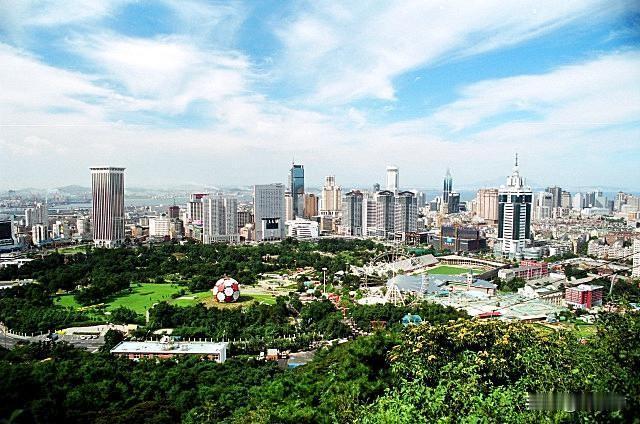 根据大连市政府的规划，2021年大连的GDP为7825.9亿元，若要在2024年