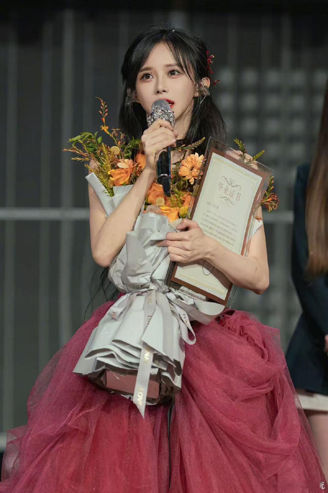 丝芭女孩张笑盈毕业公演最后，众人为她送上毕业礼盒，里面有毕业贺卡、打歌服复刻版和