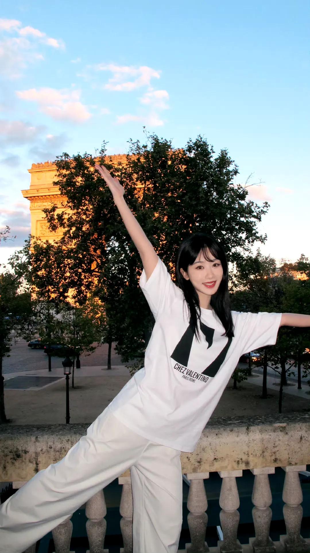 杨紫最新巴黎假日碎片有！来接收来自紫妹的可爱旅游明信片，清新自然，元气满满[送心