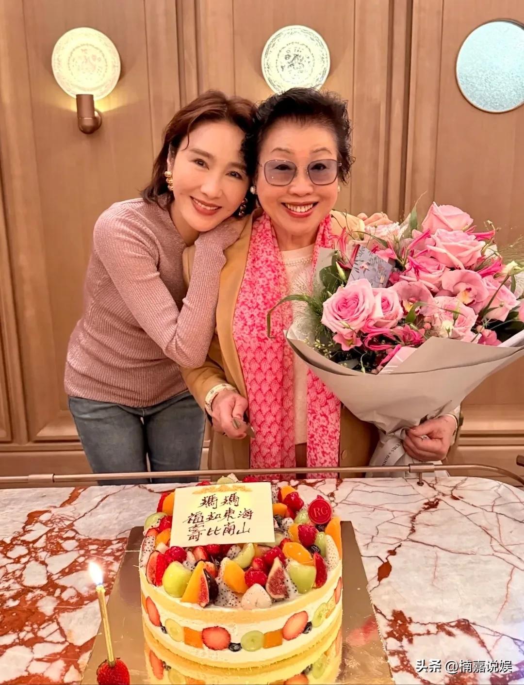 黎姿晒和爸爸妈妈的全家福，庆祝妈妈八十大寿。
黎姿是香港有名的大美人，五十好几了