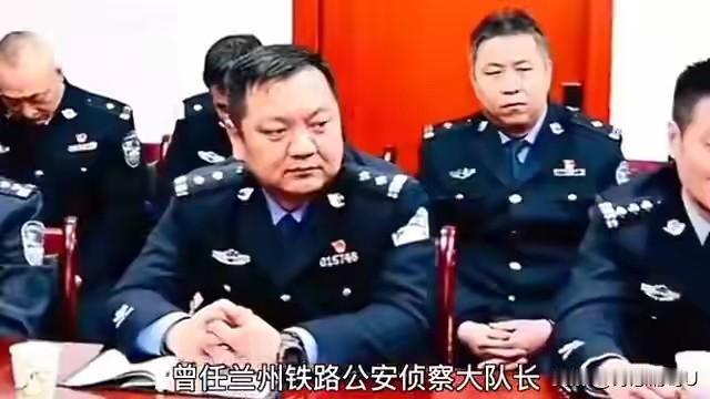 【田埂放牛的悠然：立功三十三次！这位英雄的荣誉证书重达十四斤】
点击链接打开👉