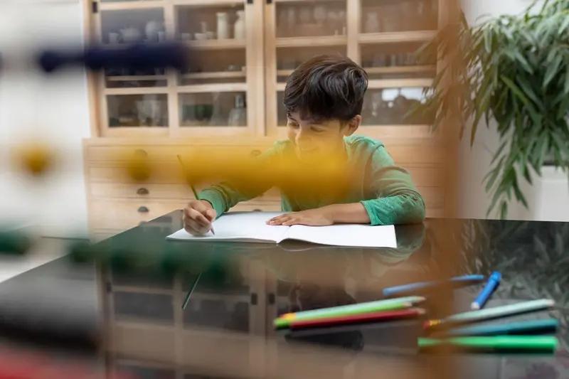 发现了吗？
学习的苦，
只需吃十几年；
生活的苦，
却要受几十年。
眼前的孩子，