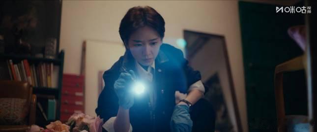 看剥茧一集刀了3个剥茧一集刀3个麻了 这部剧在每一集的哲思和悬疑之间完美结合，细