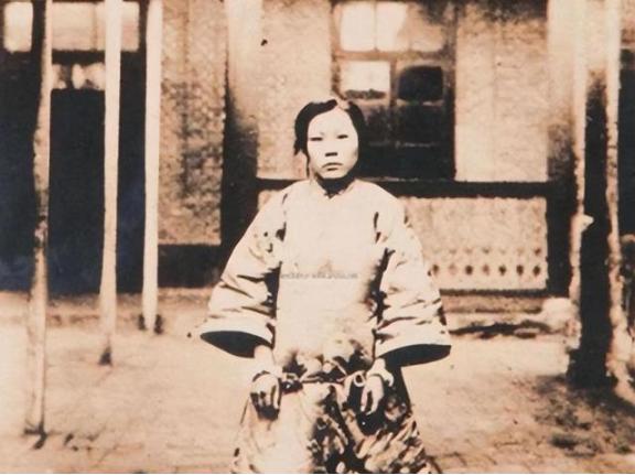 1925年，24岁的青楼女子张素贞正在接客。然而，当她开始宽衣解带时，一把枪却抵