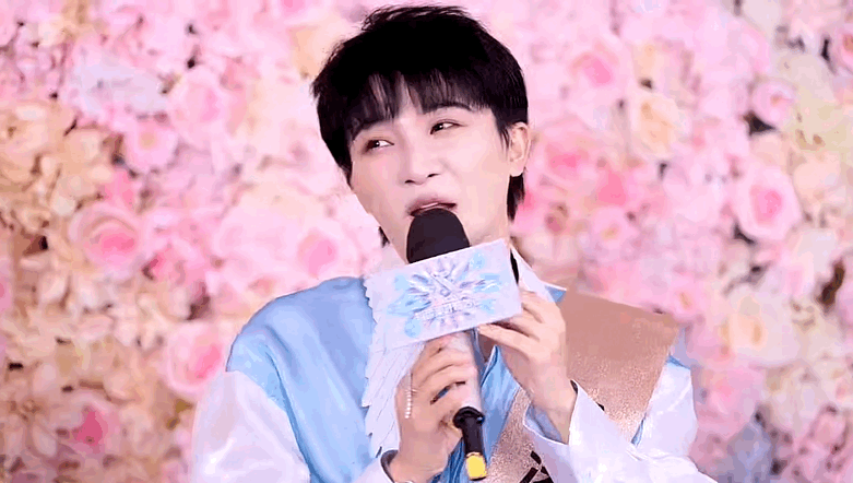 #周深说感谢魔术届没有警告他# 周深唱歌很好听是我们都知道的，但真没想到周深学魔