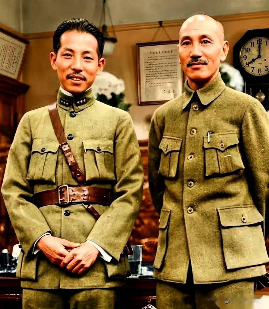 这张照片拍摄于1930年11月的南京。当时张学良应蒋介石之邀，南下参加国民党三届