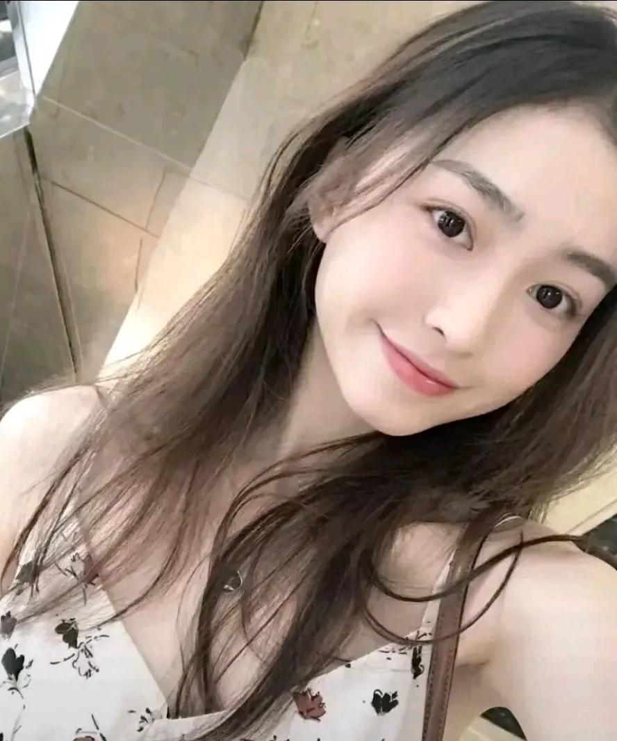 我一直在寻找那个干干净净的你。你，人品如莲花般纯净，身体散发着淡淡的清香，生活简