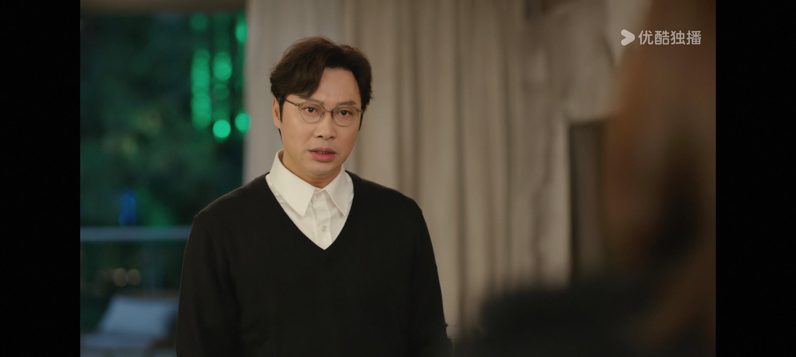 邱光正你到底在跟谁俩？不会真觉得凑巧拯救了晕倒的女主，自己就有多伟大多正义了吧，