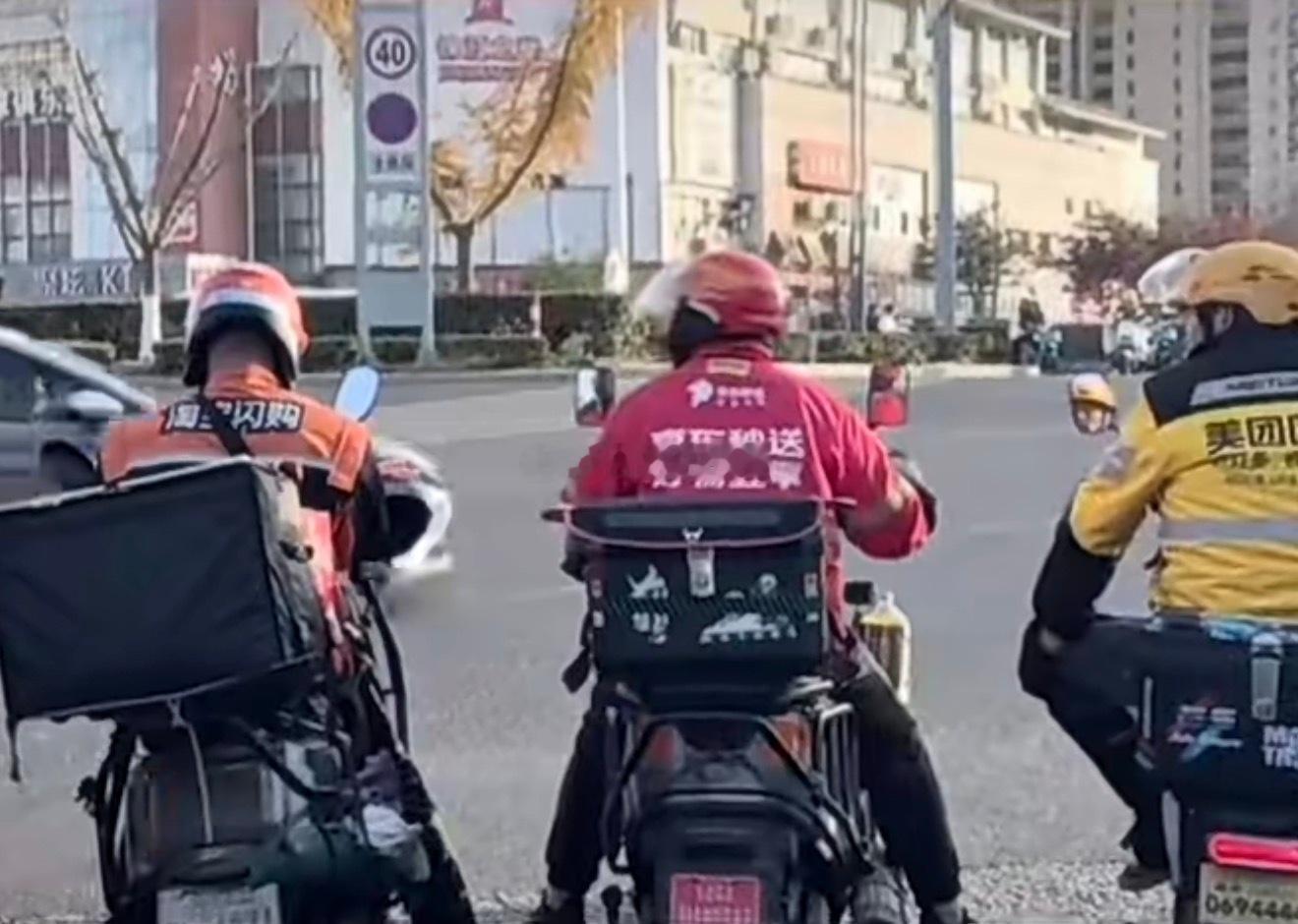北京3平台骑手等红灯将自动补时美团、淘宝闪购、京东外卖在北京落地“红灯停表”新规