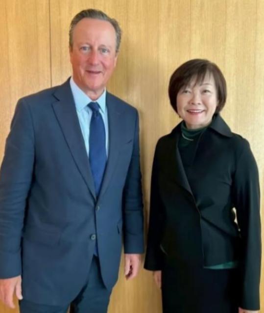 安倍晋三要是泉下有知，估计真得气得翻个身。他老婆安倍昭惠，在他死后，直接开启了“
