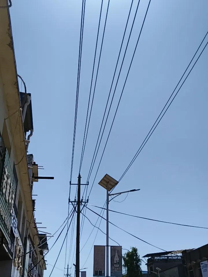 艳阳高照，万里无云，小镇宁静祥和