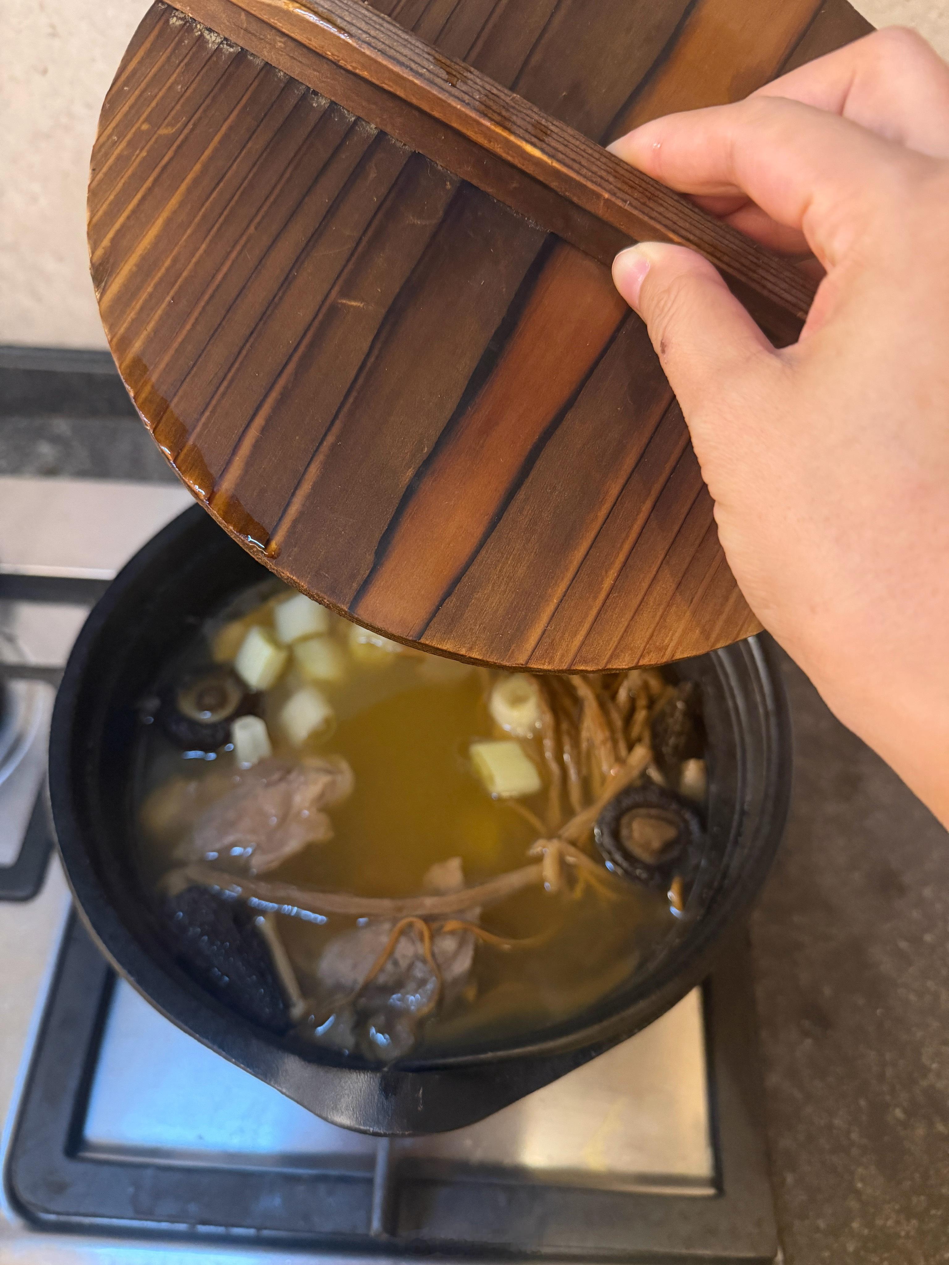 拌嘴后，有人骑小布出门，然后拎着菜回家了，还买了一把很重的百合。他说这个汤专门给