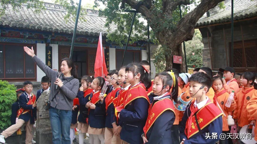 活动伊始，红领巾讲解员们在蔡伦墓祠金牌讲解员李鸽老师的专业带领下，认真研学场馆知