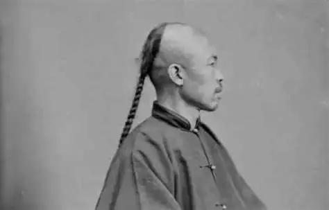 1644年，清军入关后颁布剃发令，汉人男子必须按满族习俗剃去前额头发，将余发编成