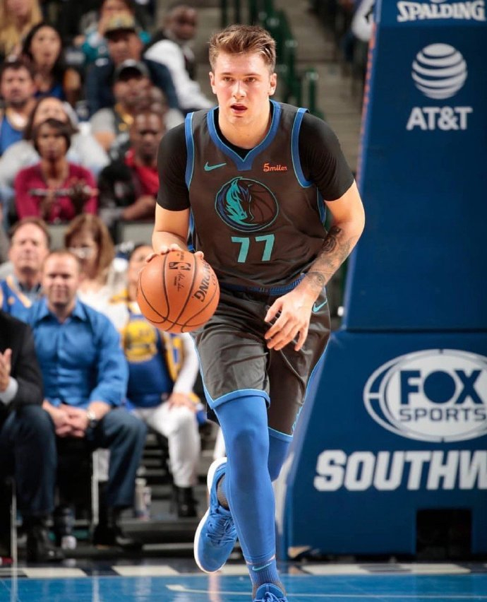 翻到了东契奇刚进联盟时候的照片，多帅的小伙子。现在....[允悲]#东契奇##N