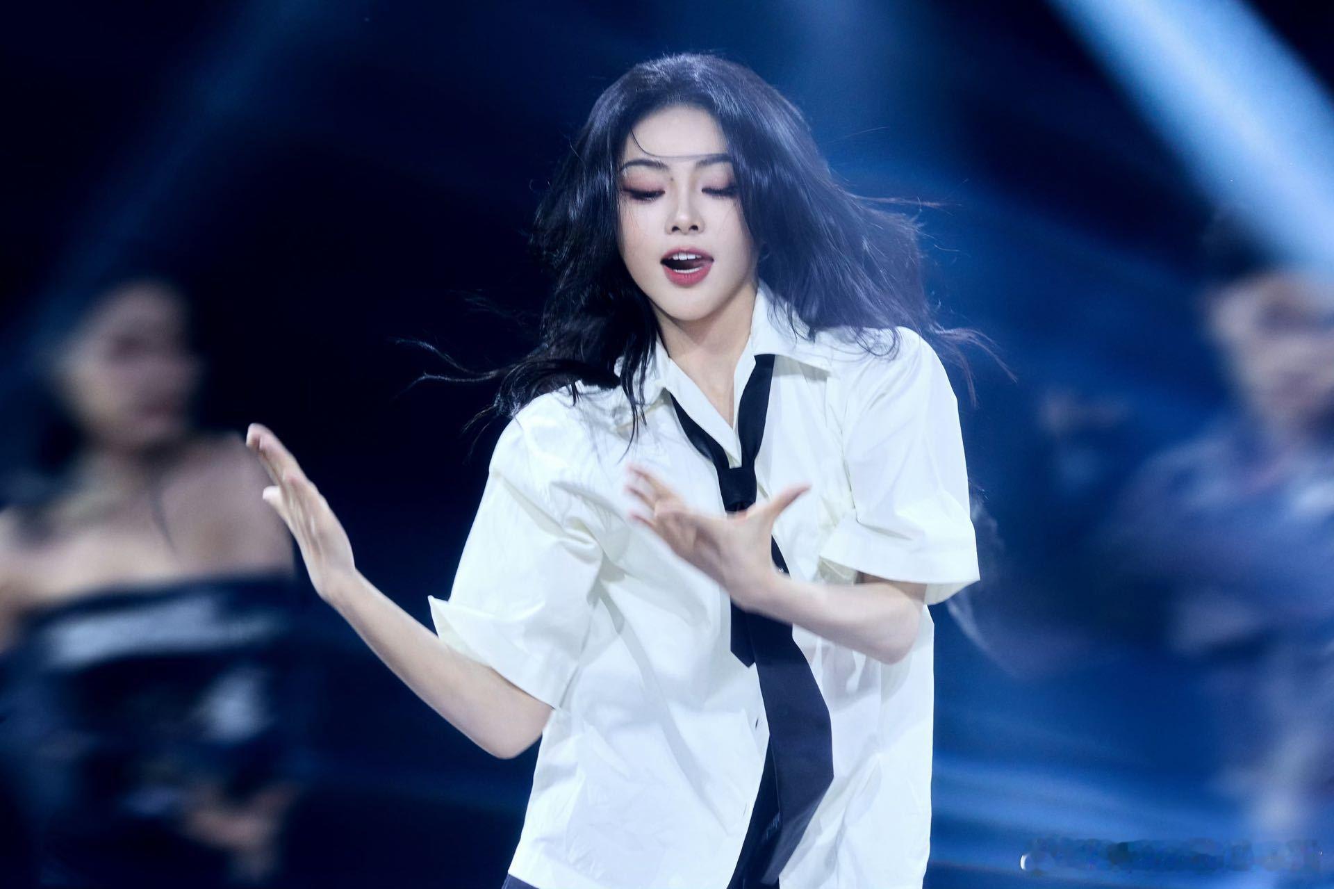 谢可寅完全魅魔谢可寅果真宝藏女孩，不仅颜值一流，看到在剧宣现场这唱跳舞台也是完全